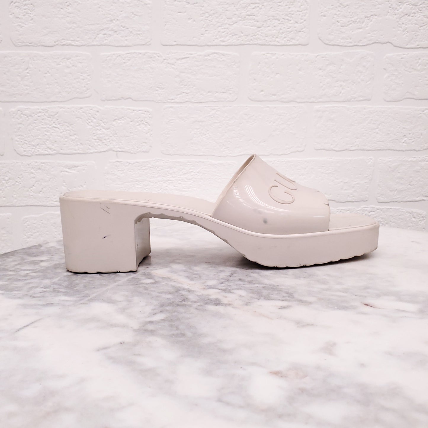 GUCCI WHITE LOGO PATENT SANDALS - SIZE 38